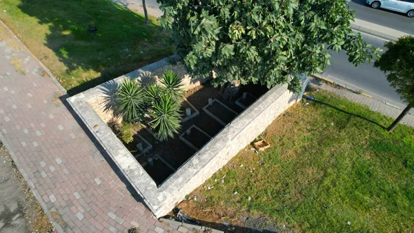 Şehitlerimizin kemiklerini sızlatan görüntü! İBB kaderine terk etti: Çöplüğe döndü