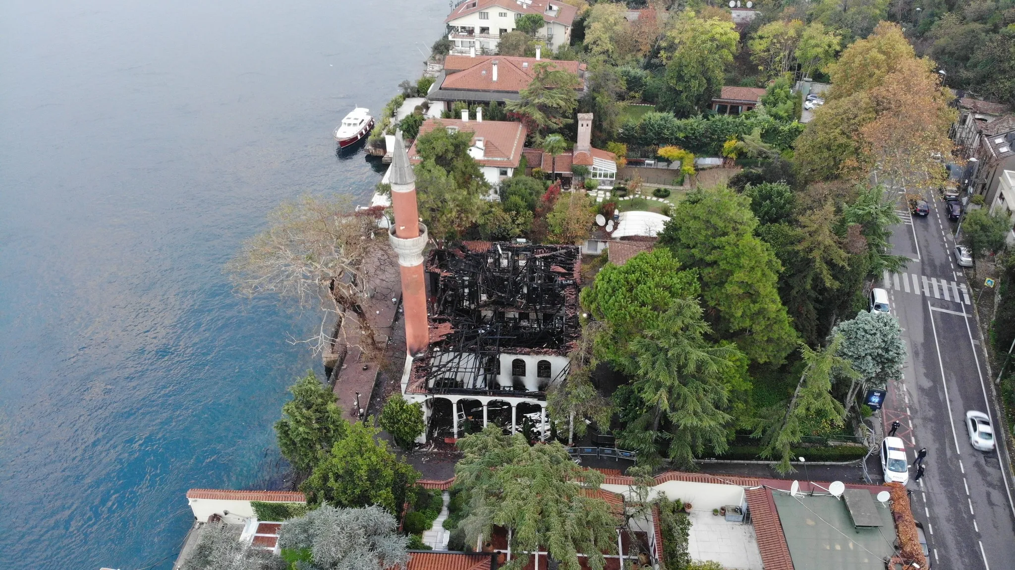 350 yıllık Vaniköy Camii'nde yangın! Son hali böyle görüntülendi...