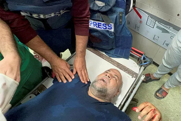 1702672504675.jpg Katil İsrail bir gazeteciyi daha şehit etti! Daha önce eşi, oğlu ve kızını kaybeden Al Jazeera muhabiri Wael Dahdouh yaralandı - 3