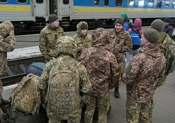 Ukrayna'da aileler cepheye giden askerleri böyle uğurladı