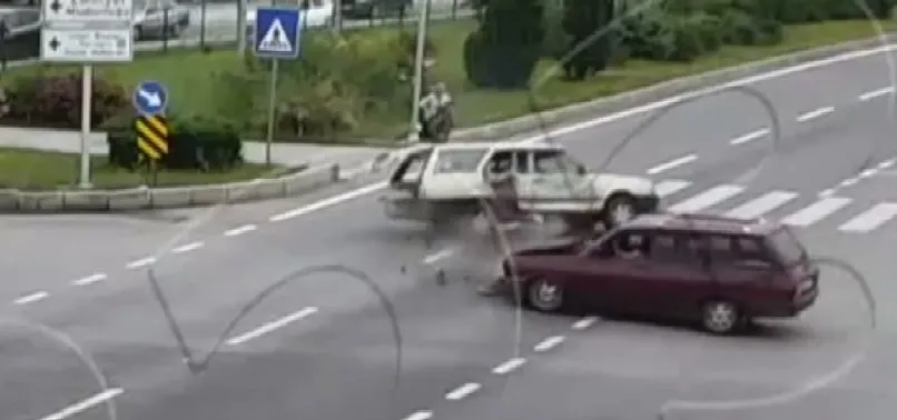 İki otomobilin çarpıştığı kazada yayalar son anda kurtuldu