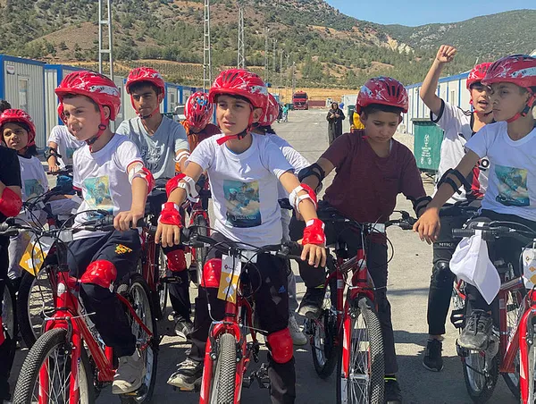 1695101791268.jpg Yıldız Tozu ekibi depremzede çocukların yüzünü güldürdü! Festival tadında bisiklet yarışı - 1