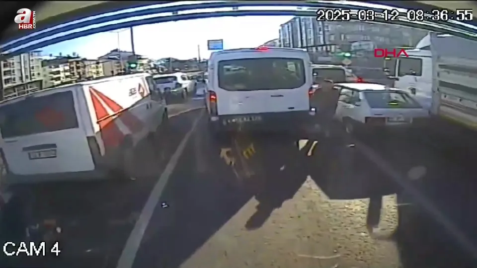 Kaza yapan aracının peşinden böyle koştu!