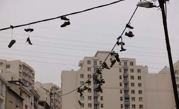 Ayakkabıları çalıp elektrik kablolarına astılar