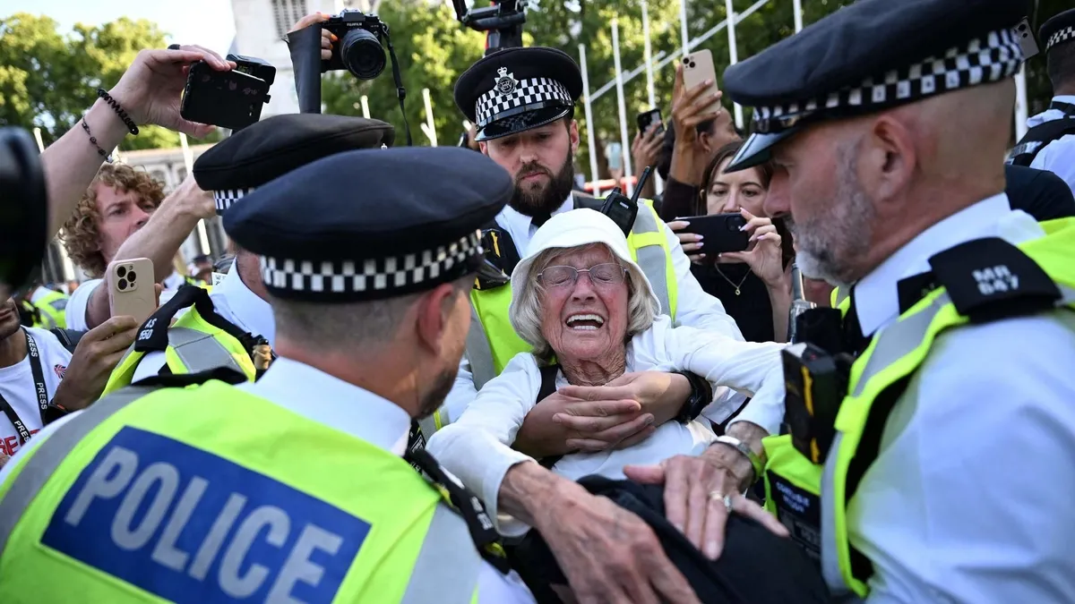 İngiltere'de Filistin eylemine polis müdahalesi: 86 gözaltı