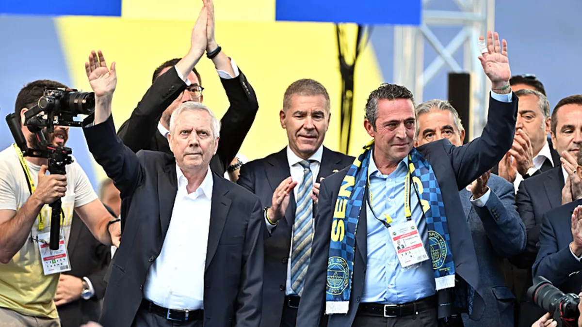 Fenerbahçe'nin başkanı yeniden Ali Koç seçildi! El ele kürsüye çıktılar