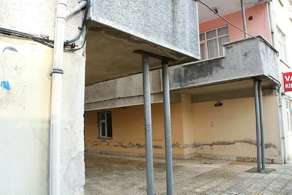 Rize'nin 'Pisa' kulelerinde tehlikeli yaşam! Yan yatan evlerde ucuz kiraya oturuyorlar - 4