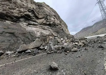 Erzurum-Artvin kara yolunda heyelan