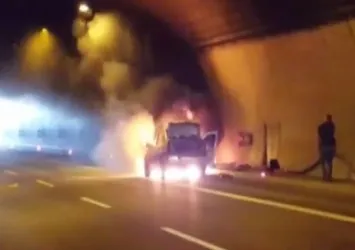 Kocaeli Korutepe Tüneli'nde araç yandı