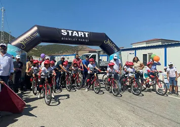 Yıldız Tozu ekibi depremzede çocukların yüzünü güldürdü! Festival tadında bisiklet yarışı