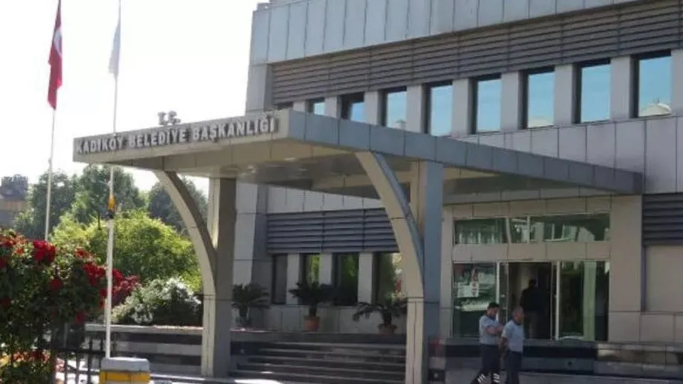 Kadıköy Belediyesi’ne haciz şoku! Başkan odasındaki eşyalar yedieminin!