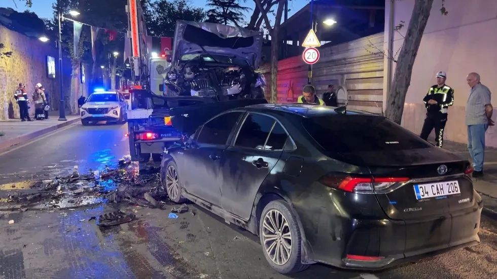 Beşiktaş’ta iki otomobil kafa kafaya çarpıştı: Çırağan Caddesi’ndeki kazada 9 kişi yaralandı - 5