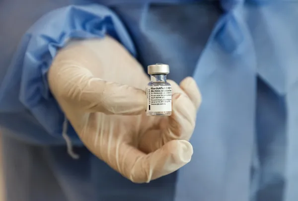 Aşı olanlar dikkat! ’Süper bulaştırıcı’ olarak virüs taşıyabilirsiniz