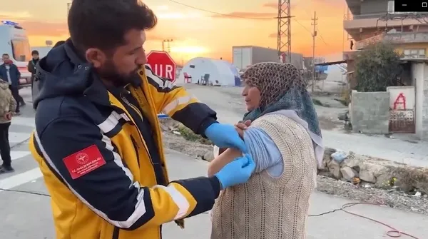 Sağlık Bakanı Fahrettin Koca: Deprem bölgesinde tetanos riskine karşı aşılama başladı
