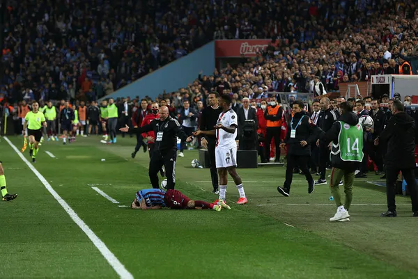 cyle-larinin-cezasi-belli-oldu-pfdk-rakibine-tokat-atan-larine-bir-mac-ceza-verdi-1649353214622.jpg Cyle Larin'in cezası belli oldu! PFDK rakibine tokat atan Larin'e bir maç ceza verdi - 2