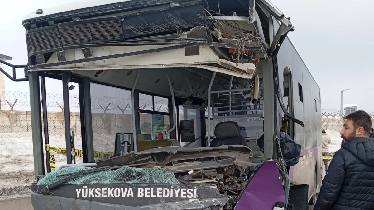 Hakkari'de otobüs ile minibüsün çarpıştığı kazada 18 kişi yaralandı