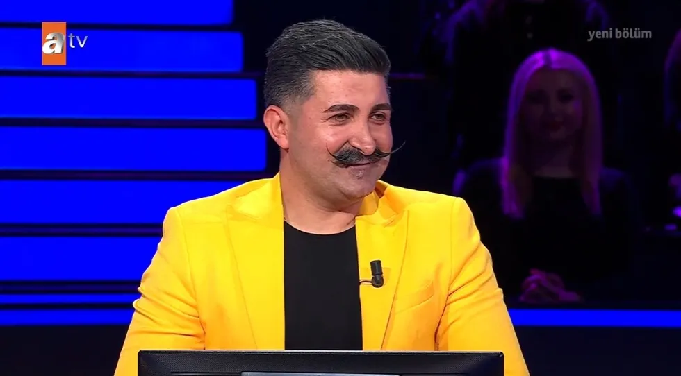milyonere-sari-takim-elbisesiyle-damga-vurdu-kendi-alanim-dedi-hayatinin-sokunu-yasadi-1777852747167.jpg Kim Milyoner Olmak İster'in 3 Mayıs 2026 tarihinde yayınlanan bölümünde sarı takım elbisesiyle damga vuran pilavcı Serkan Aşıcı yarışmacı koltuğuna oturdu. (Foto: ATV)