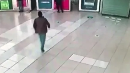 atmden-para-cekerken-sakin-bu-oyuna-gelmeyin-atm-bozuk-diyerek-100-bin-lira-dolandirdi-1647413314143.jpg ATM'den para çekerken sakın bu oyuna gelmeyin! "ATM bozuk" diyerek 100 bin lira dolandırdı - 1