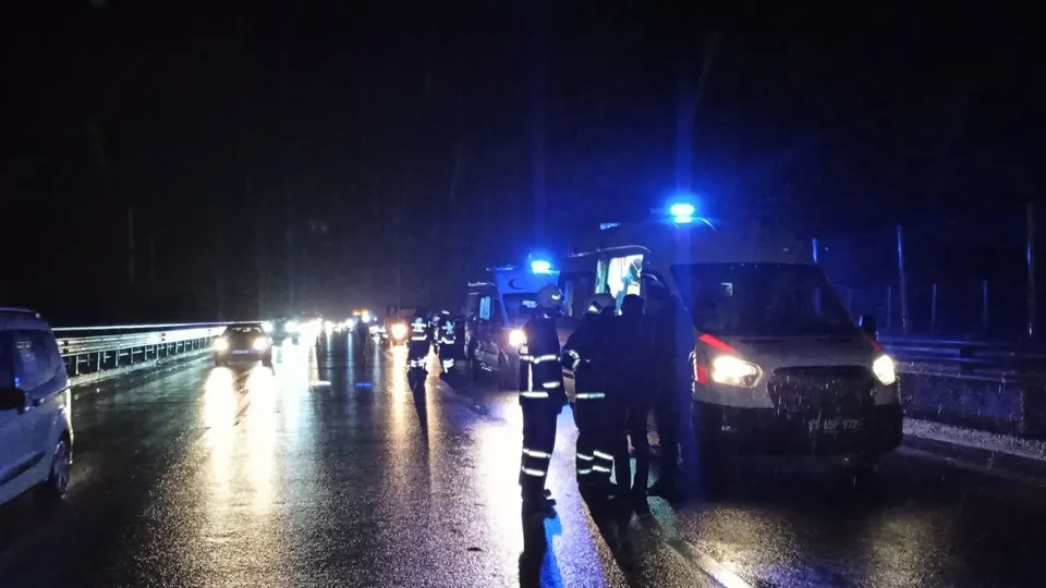 TEM’de 10 araçlı zincirleme kaza yaralılar var! Olay yerinden ilk görüntüler