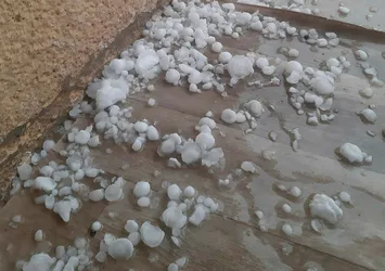 Golf topu büyüklüğünde dolu yağdı! Çok sayıda araç ve ev zarar gördü