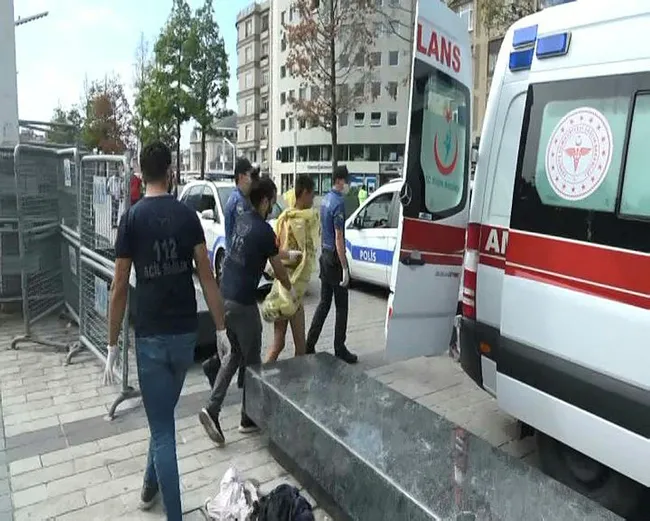 İstanbul'da Taksim Meydanı'nda çıplak kadın şoku! Polis poşetle kapattı - 2