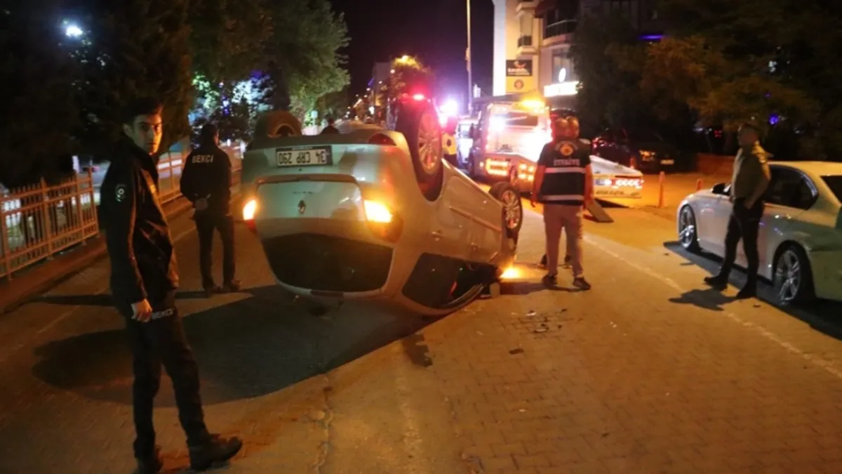 Cide'de korkutan kaza! Otomobil park halindeki araçlara çarparak takla attı