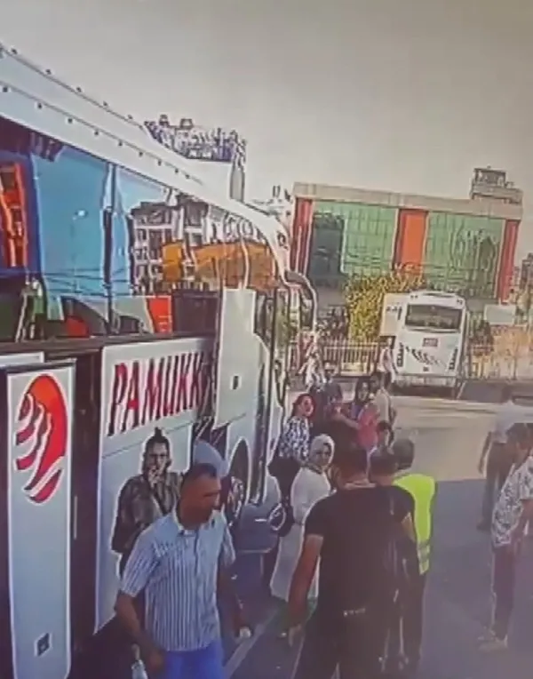 umraniyede-gozu-donen-sahis-taksi-duragini-karistirdi-cay-doktu-kafa-atti-1656682055537.jpg Ümraniye’de gözü dönen şahıs taksi durağını karıştırdı: Çay döktü, kafa attı - 2