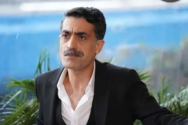 yali-capkini-kazim-aga-oldu-mu-yasiyor-mu-yali-capkini-diren-polatogullari-kimdir-diziden-ayrildi-mi-1706275967909.jpeg Yalı Çapkını Kazım Ağa öldü mü, yaşıyor mu? Yalı Çapkını 55. bölüm fragmanındaki o sahne... - 5