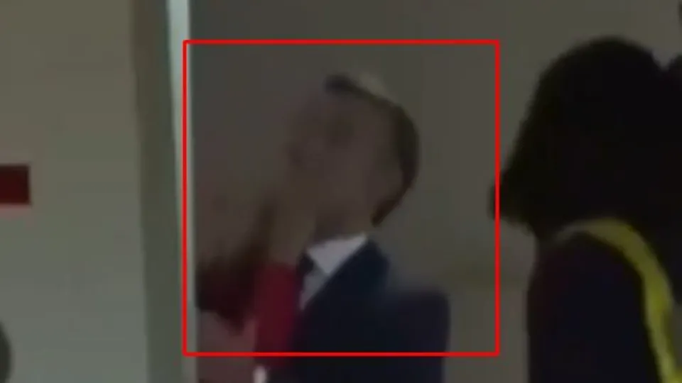 Macron eşinden tokat yedi!