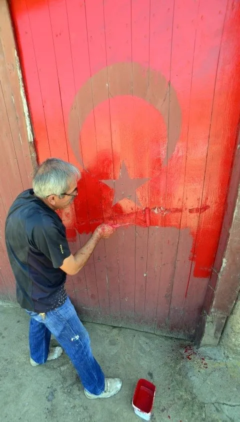 Bu köyde her evin duvar ve kapısı Türk bayrağı ile boyanıyor