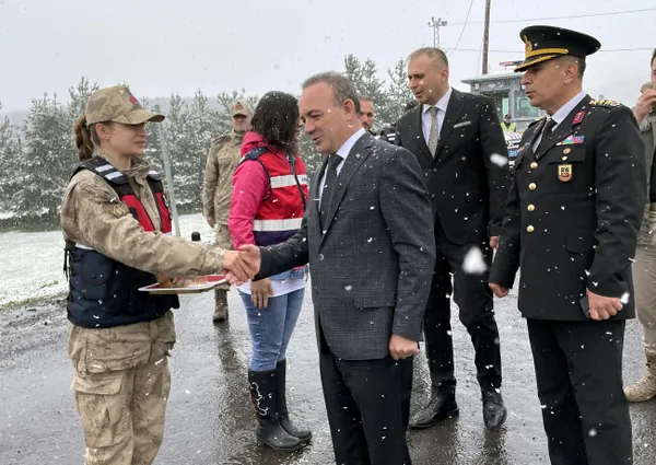1651485973697.jpg Bayramın ilk günü "kar" sürprizi! Ardahan beyaza büründü - 3