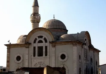 Türkiye'de bu kadar cami varken neden burası!