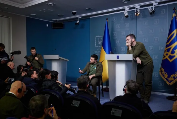 Son dakika: Fransa Cumhurbaşkanı Emmanuel Macron’un kıyafeti sosyal medyada olay oldu: Vladimir Zelenskiy’e mi özendi?