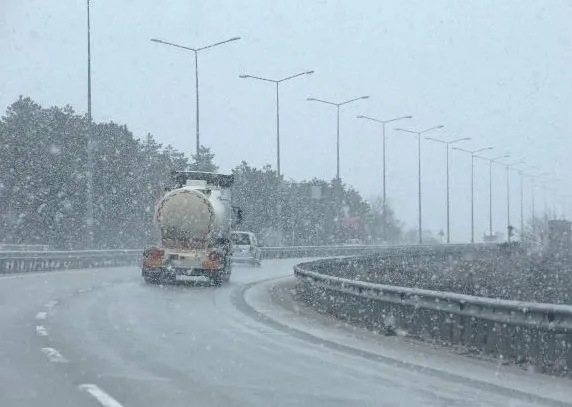 samsun-ankara-kara-yolunun-corum-kesiminde-kar-ulasimi-zorlastirdi-1646227189054.jpg Samsun-Ankara kara yolunun Çorum kesiminde kar ulaşımı zorlaştırdı - 1