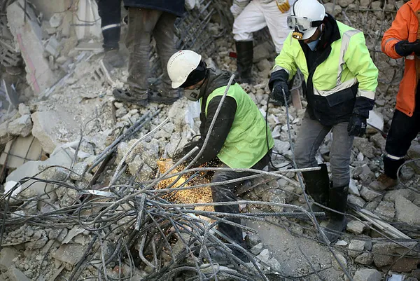 Depremde yeni mucizeler! 63 yaşındaki Hafsa Dağcı tam 158 saat sonra enkaz altından sağ olarak çıkartıldı