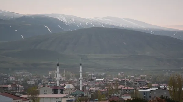 tatvanin-yuksek-kesimleri-beyaz-ortuyle-kaplandi-1652248326344.jpg Tatvan'ın yüksek kesimleri beyaz örtüyle kaplandı - 2