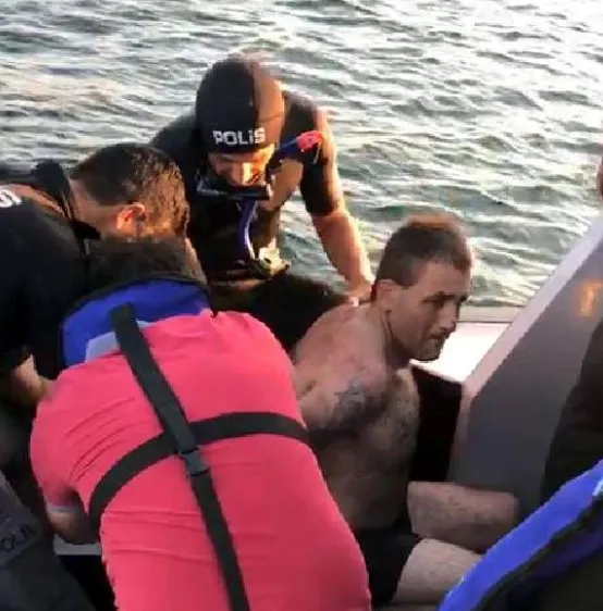 istanbulda-akilalmaz-olay-polisten-kacmak-icin-denize-atladi-1660462820629.jpg İstanbul’da akılalmaz olay! Polisten kaçmak için denize atladı - 6