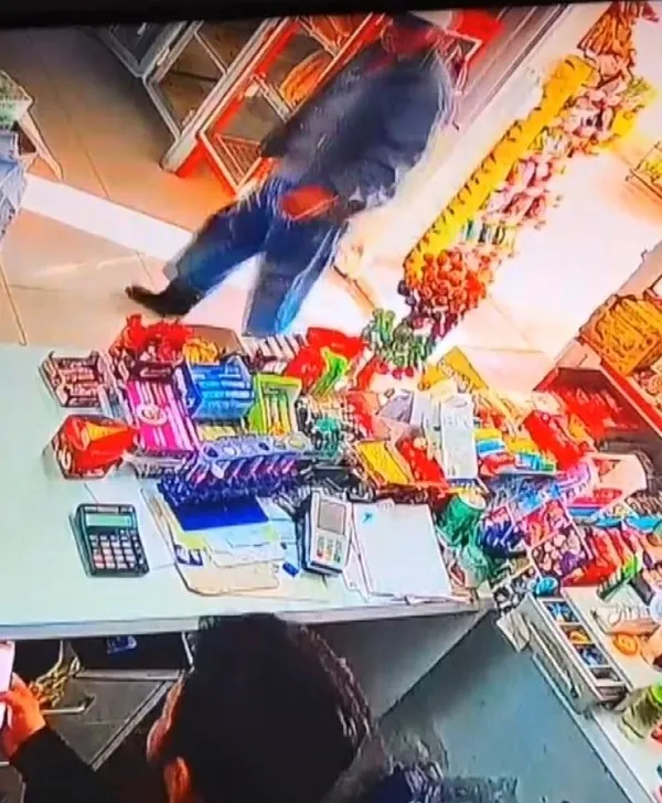 antalyada-bir-amca-market-kirlenmesin-diye-ayakkabilarini-cikarip-coraplariyla-girdi-1633862726728.jpg Antalya’da bir amca market kirlenmesin diye ayakkabılarını çıkarıp çoraplarıyla girdi - 3