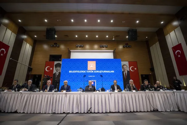 Son dakika: İçişleri Bakanı Süleyman Soylu gösterdiği kırmızı dosyayı açtı: 74 belediyeye terör soruşturması! İBB’de 1668 kişi terör bağlantılı