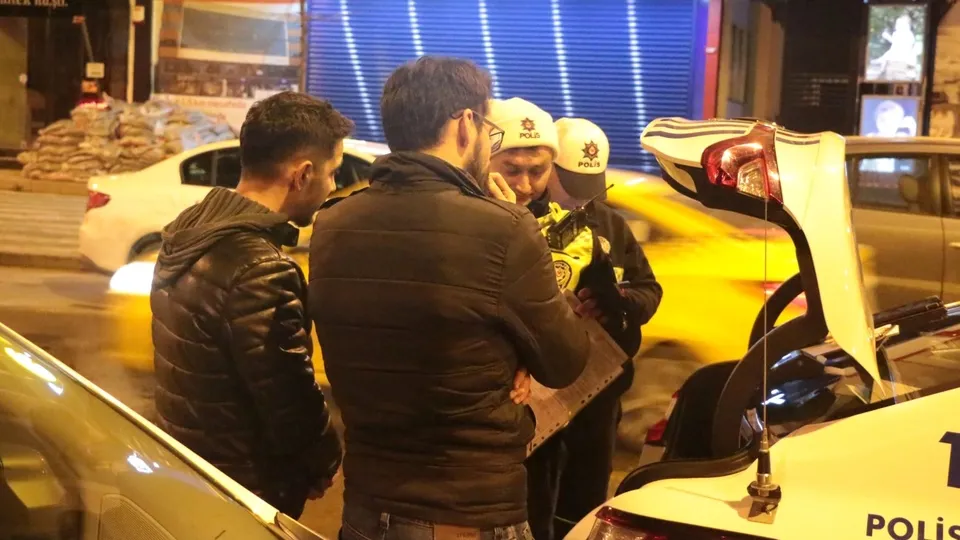 Üsküdar'da otomobil markete girdi