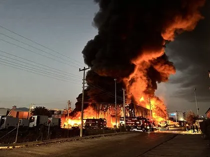 Un incendie se déclare dans un entrepôt logistique à Kocaeli ! La fumée envahit le ciel.