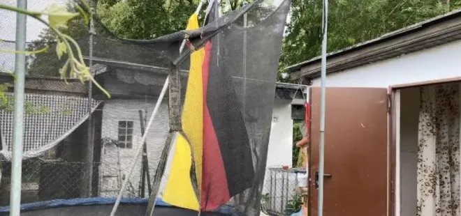 Almanların ırkçılığı son bulmuyor! Eşkıya gibi gurbetçinin bahçesinin kapısını kırıp Alman bayrağı astılar