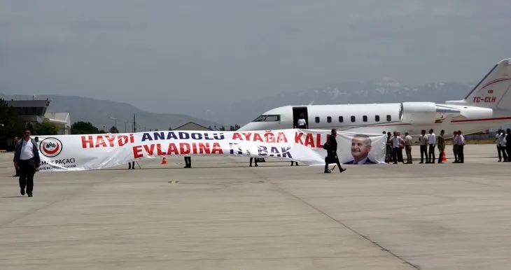 Erzincan'da Binali Yıldırım'a büyük ilgi! Yıldırım'ın yüzlerce hemşehrisiyle tokalaşması 1 saat 8 dakika sürdü 