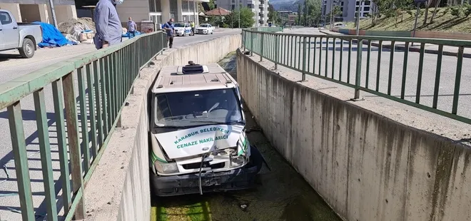 Cenaze aracı su kanalına düştü