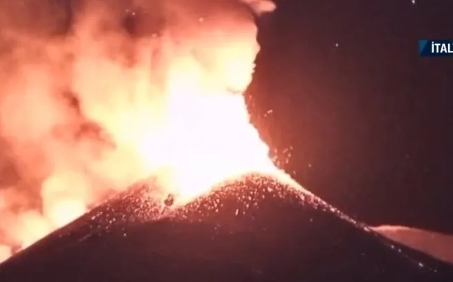 Etna Yanardağı lav ve kül püskürttü Etna Yanardağı lav ve kül püskürttü