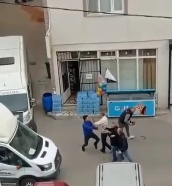 bursada-yol-verme-kavgasi-kanli-bitti-gozu-donen-vatandasin-kafa-atma-ani-kamerada-1649236941031.jpg Bursa’da yol verme kavgası kanlı bitti! Gözü dönen vatandaşın kafa atma anı kamerada - 2