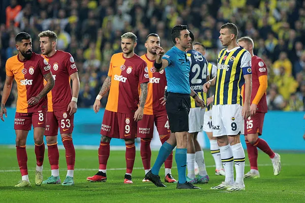 turkiyenin-el-clasicosu-basladi-fenerbahce-galatasaray-canli-anlatim-1703437225535.jpg Türkiye'nin El Clasico'sunda puanlar paylaşıldı! Fenerbahçe 0-0 Galatasaray (MAÇ SONUCU) - 2
