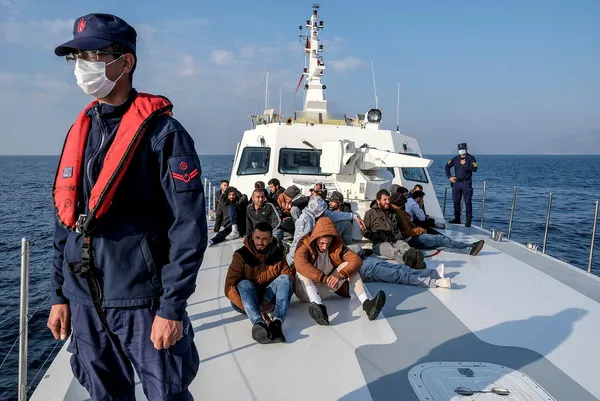 egede-alcak-provokasyon-yunan-bot-personeli-turk-sahil-guvenlik-gorevlilerine-silah-dogrulttu-misliyle-karsili-1667330156926.jpg Ege'de alçak provokasyon! Yunan bot personeli Türk sahil güvenlik görevlilerine silah doğrulttu! Misliyle karşılık verildi - 4