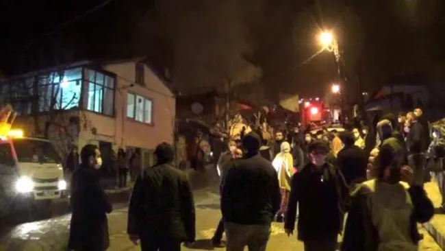 Amasya’da odunlukta çıkan yangın 2 eve sıçradı! Mahalleli sokağa döküldü - 2