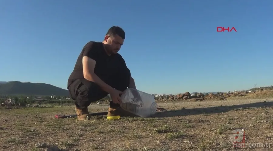 Tek ısırığı bile öldürüyor! Eve giren zehirli yılanı elleriyle yakaladı 🐍 23